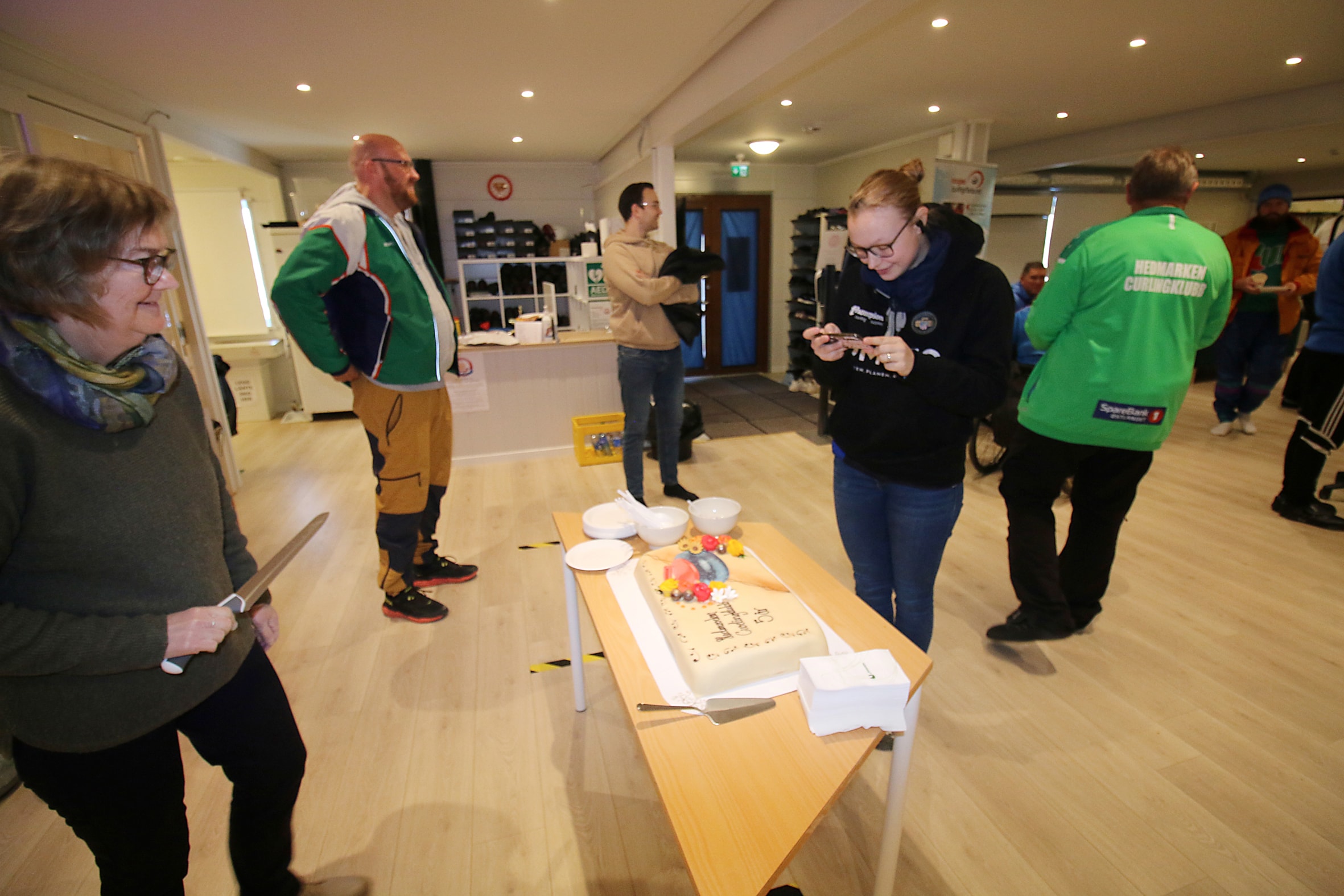 Jubileum feiret med sekkepipe og kake